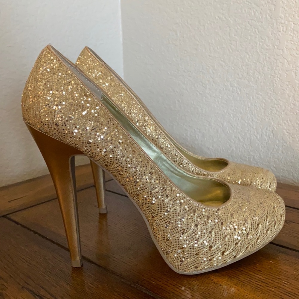 Carlos Santana Gold Pumps